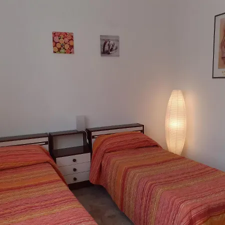 Casa Nebieu In Edificio Indipendente Nel Centro Di Monforte * Monforte D'Alba