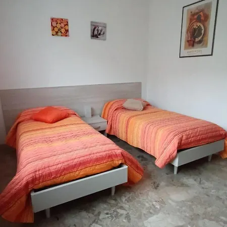 Casa Nebieu In Edificio Indipendente Nel Centro Di Monforte